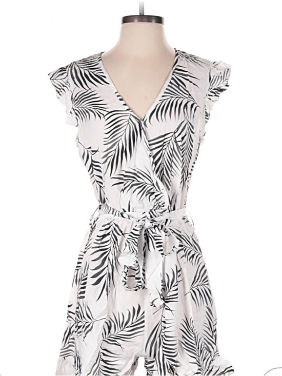 Cupshe Pants - NWT Cupshe White and Black Palm-Print Wrap Romper